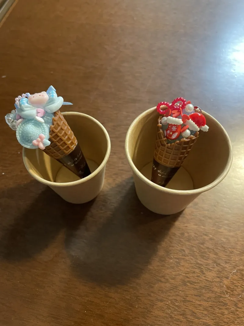アイスクリーム屋さんのような、セミオーダーメイドのアイスクリームキーホルダーの販売も行います！
