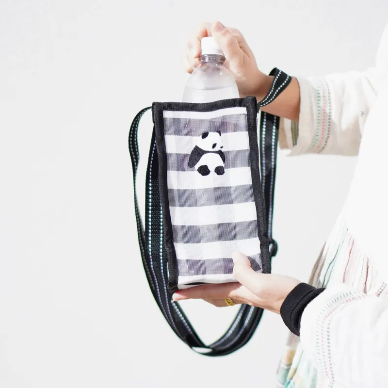 ペットボトルや水筒などを入れるボトルホルダー。パンダ刺しゅう入り。