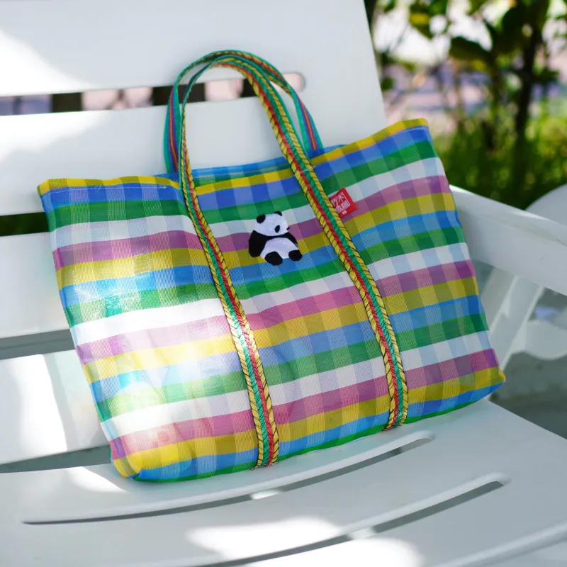 メッシュ生地にパンダなどかわいい刺しゅうをあしらったバッグ