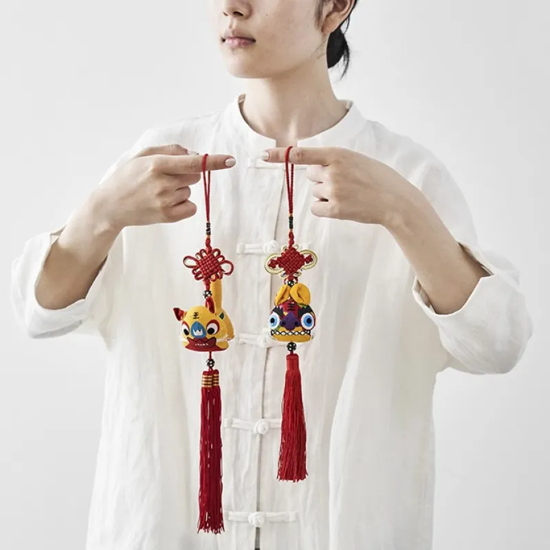 中華圏では邪（じゃ）を払うとされるトラモチーフの飾りたち