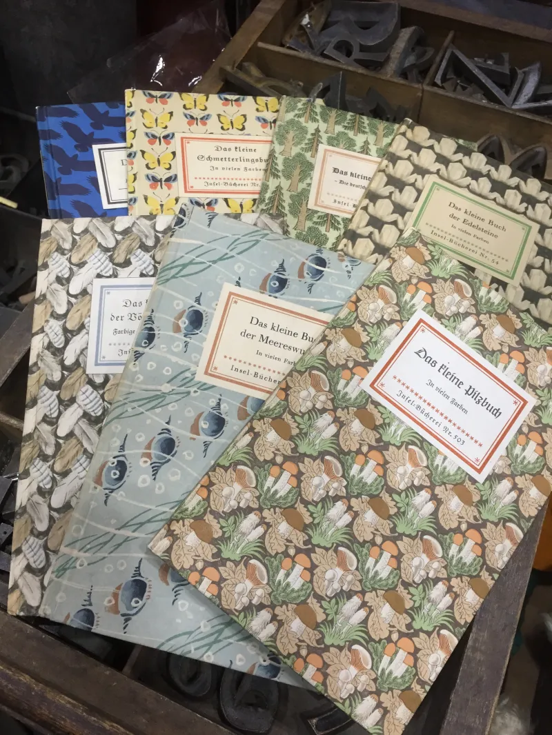 昆虫や動植物、鉱物など種類も多く、古い物では1840年代のリトグラフもあります。