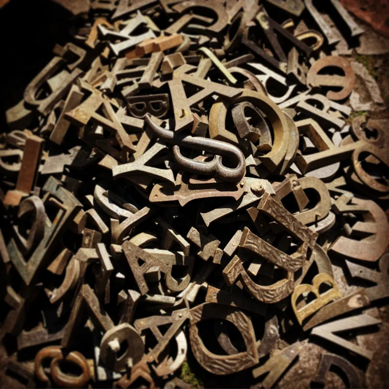 アイアンのアルファベット。色々な書体でお店や表札なども作れます。