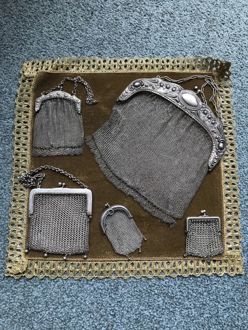 小さな動物の置き物など