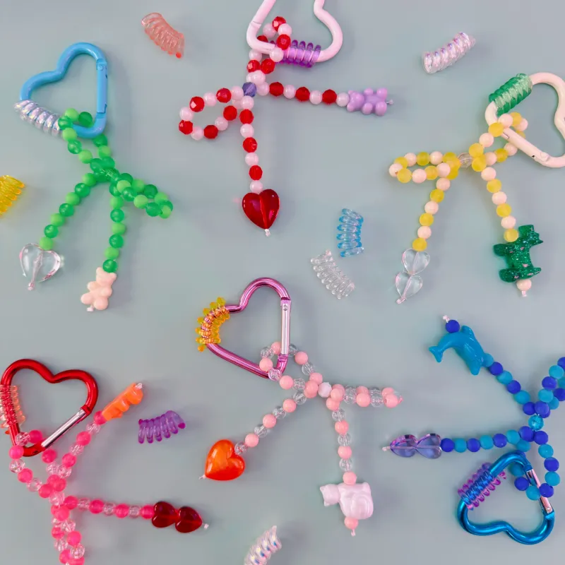 リボンのネックレスとブレスレットとキーホルダー。リボンモチーフがかわいいシリーズです。