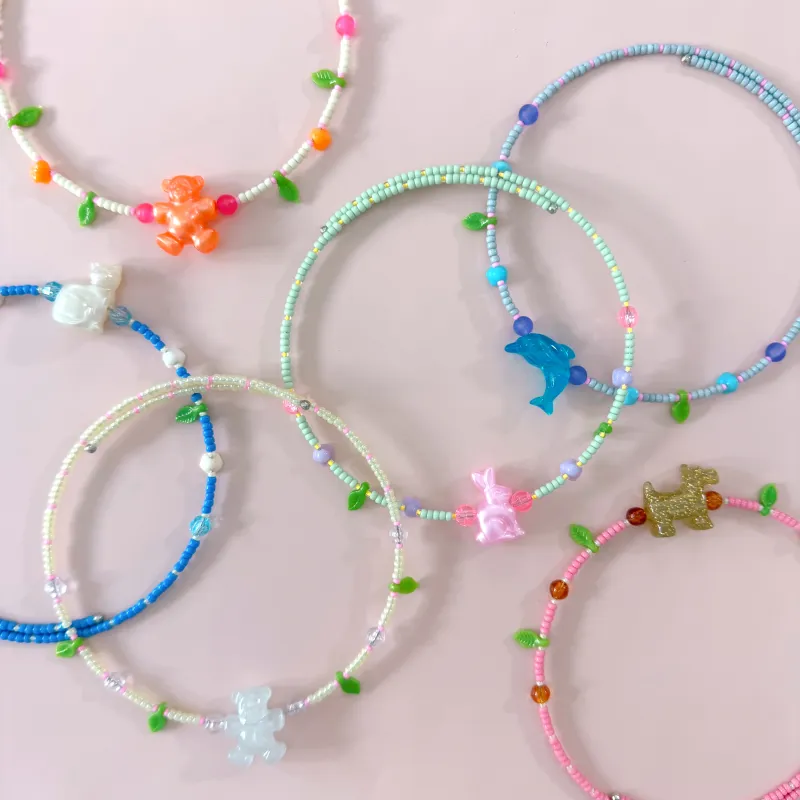 お花と葉っぱと動物のチョーカー。あめいろ.しょっぷの中で唯一の小さなビーズを使った商品になります。