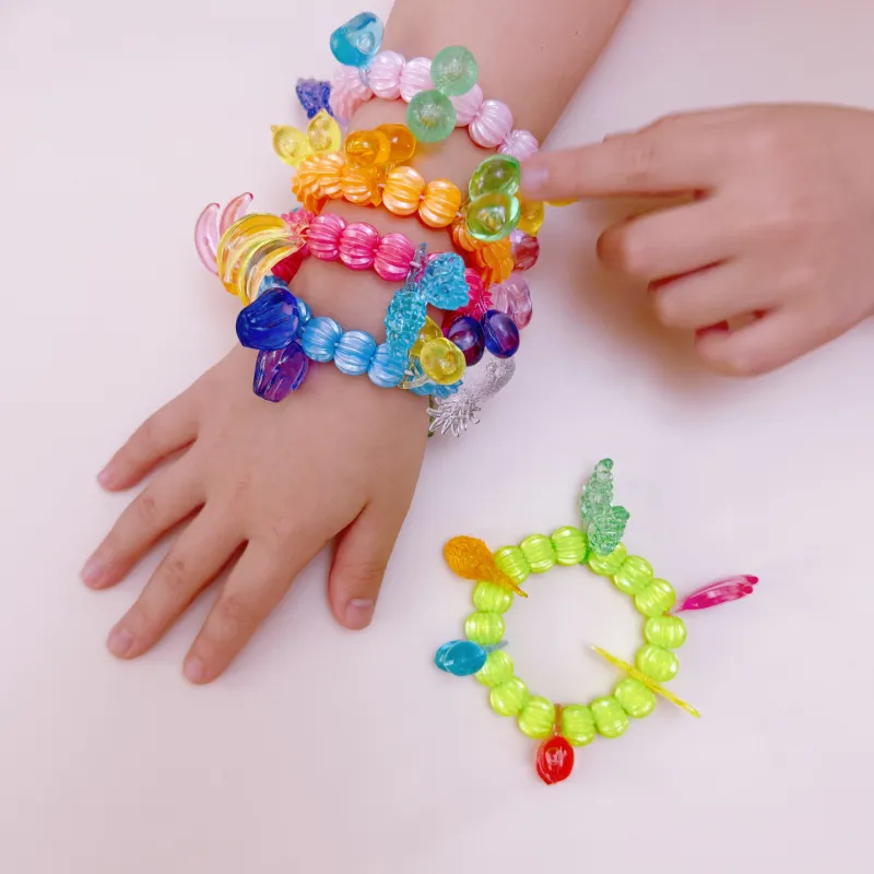 フルーツのブレスレット。レトロな雰囲気がかわいいブレスレットです！　日本製のフルーツのパーツを使用しています。