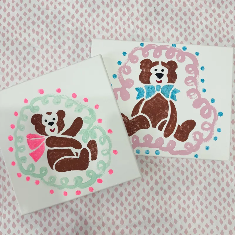 くまさんのステンシルアート。ヴィンテージのステンシルを使って、ひとつひとつキャンバスに描いています。