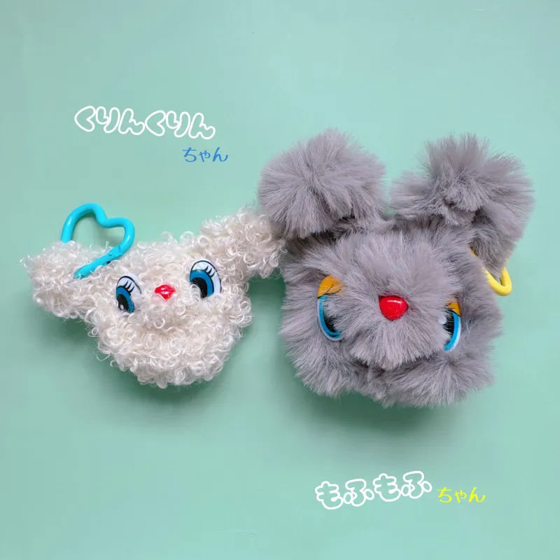 おっきなモールで作った動物のチャーム。もふもふちゃんとくりんくりんちゃんがいます。おめめが特徴のチャームになります。
