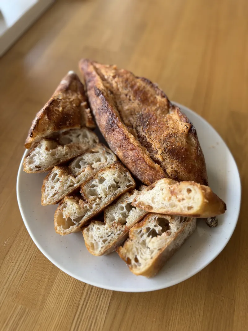 「たらこバター」水分たっぷりのバゲットに自家製のたらこバターをたっぷり挟み焼いております！