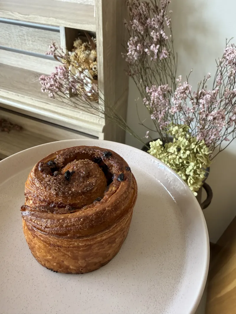 「シナモンロール」クロワッサン生地にシナモンパウダー、ラムカレンズ、クルミ、ダマンドを巻き込んでおります！