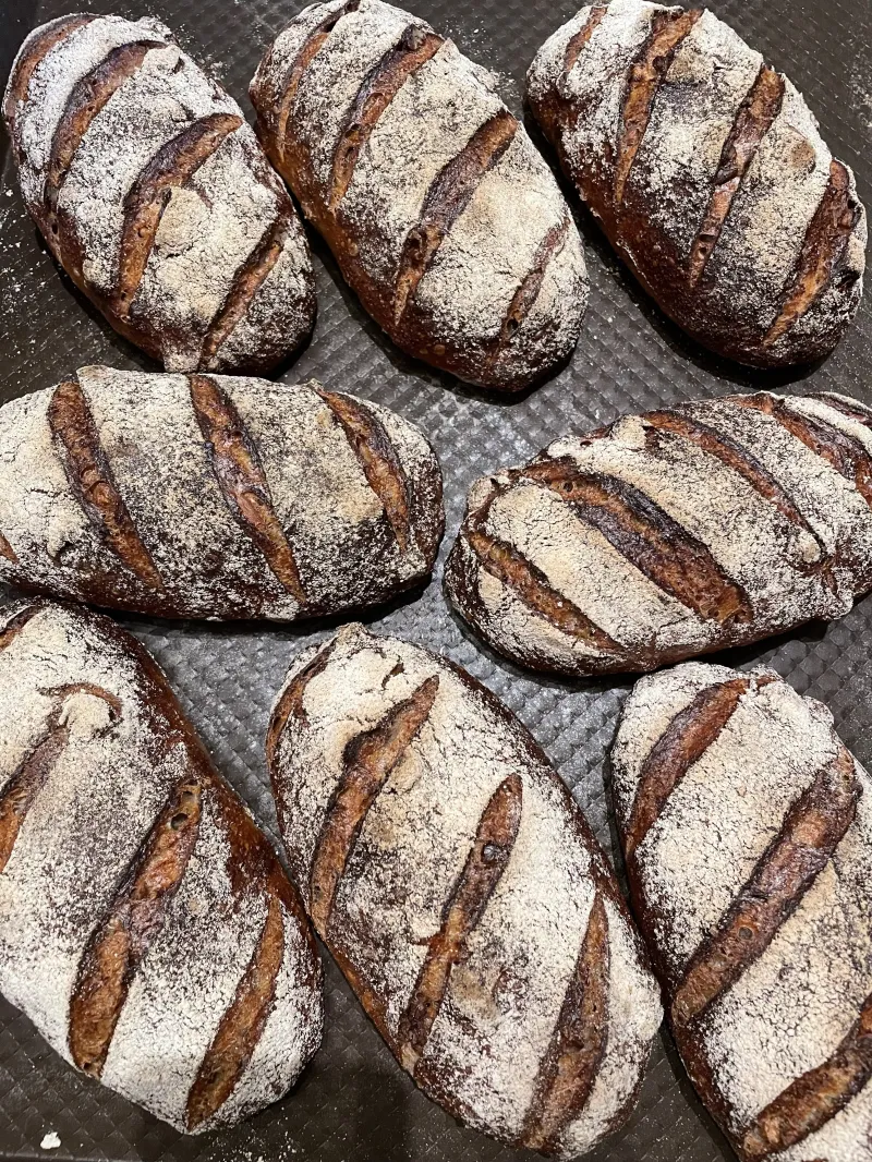 「ミックスナッツ」サワードゥのカンパーニュ生地にくるみとアーモンドをたっぷり入れました。ナッツ好きの方にオススメ。