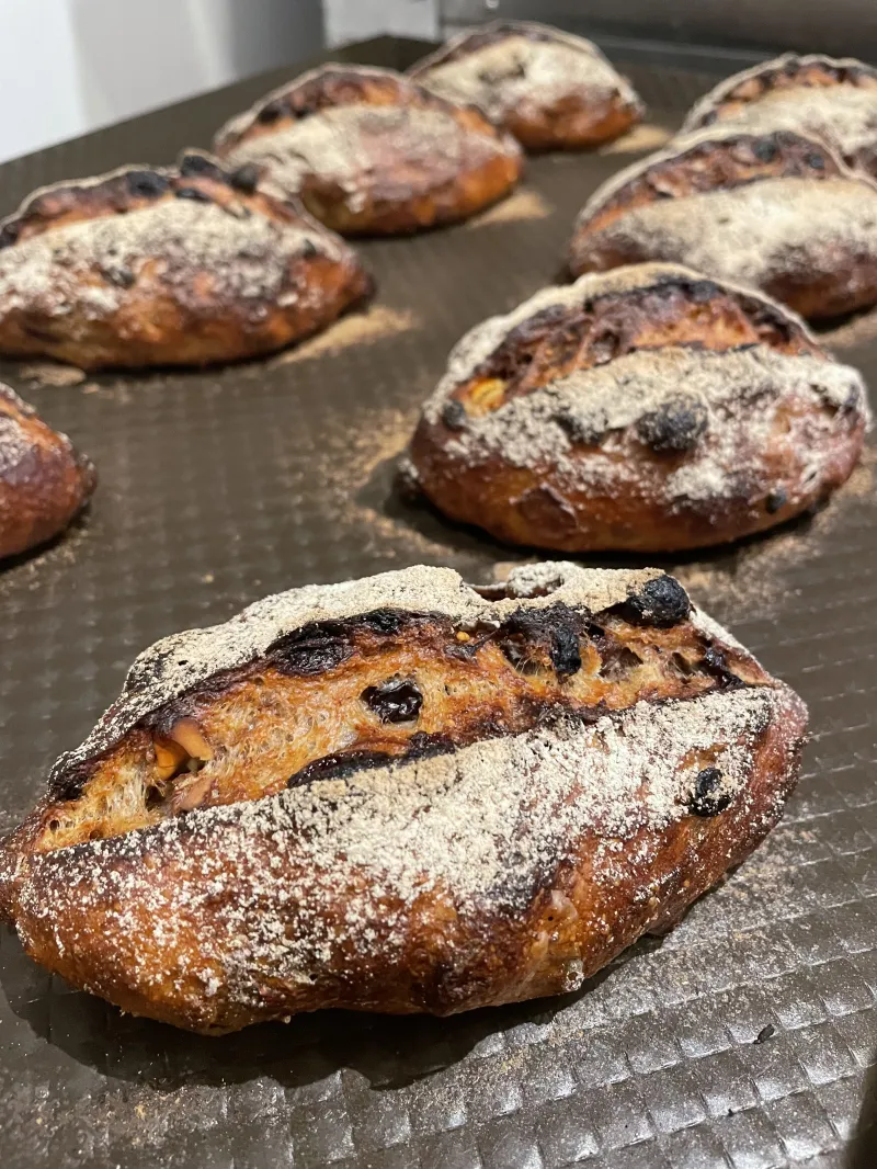 「フリュイ」サワードゥカンパーニュの生地に7種のドライフルーツとくるみを入れました。薄くスライスしてお召し上がりください！