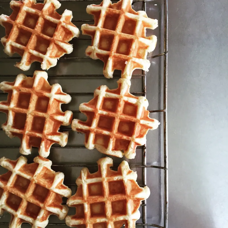 「米麹ワッフル」米麹の酵母で発酵させたワッフル。甘さ控えめですが、味わい深い人気商品です。