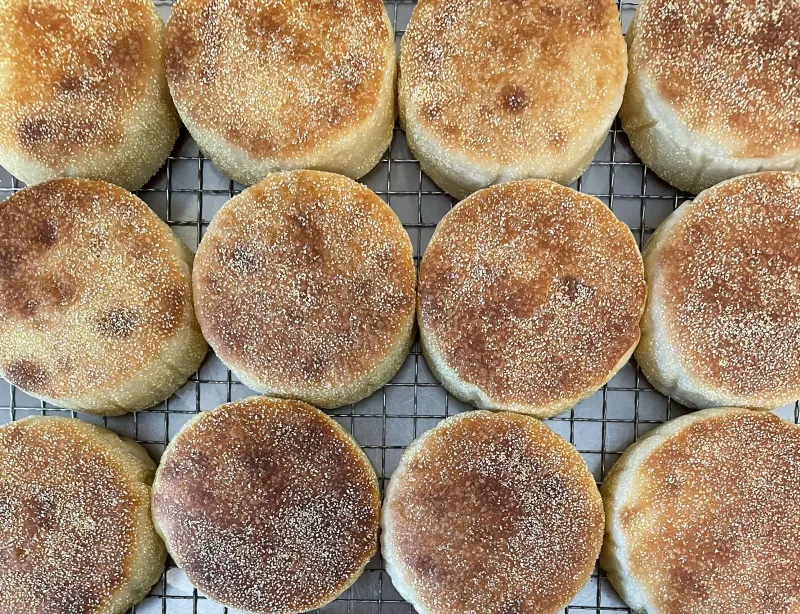 「米麹イングリッシュマフィン」国産小麦をブレンドし、歯切れがよく、分厚いマフィンに焼き上げました。