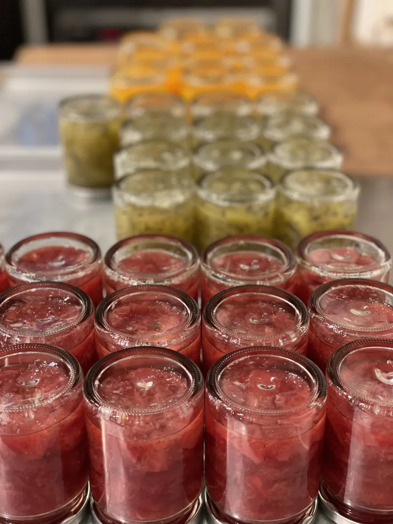 「季節のジャム」旬のフルーツでジャムを手作りしています。てんさいグラニュー糖を使用した甘さ控えめのジャム達です。