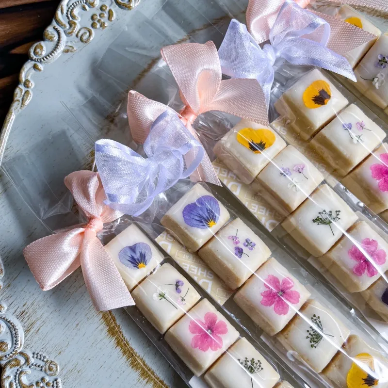 発酵バターを使用した風味豊かなショートブレッドにエディブルフラワーをあしらった、ハレの日にぴったりなクッキー