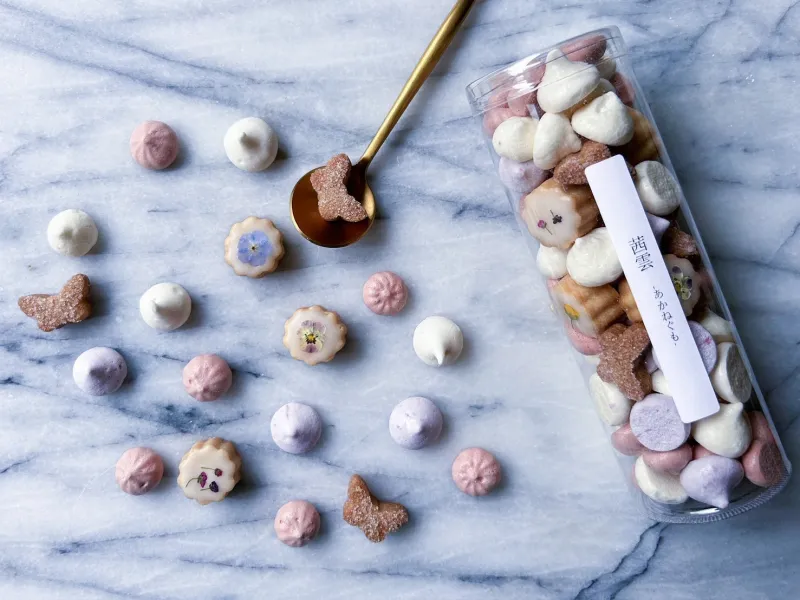 シュワっと溶ける食感がクセになる甘酸っぱいメレンゲクッキーとエディブルフラワーをあしらったショートブレッドのアソート