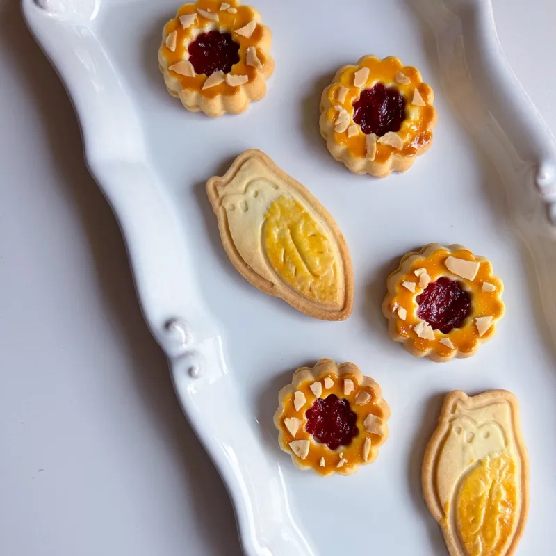 発酵バターを使用したバターサブレに自家製ジャムをサンド