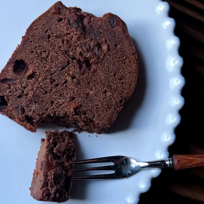 じっくりとラム酒に漬け込んだフルーツをたっぷりと使用した大人のチョコケーキ