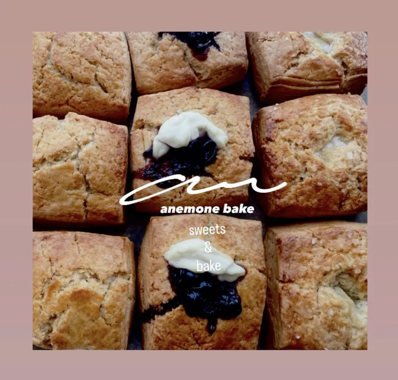 生クリームを高配合したリッチなスコーン。優しい口どけに小麦の味が広がります。蚤の市限定のスコーンセットがおすすめ。