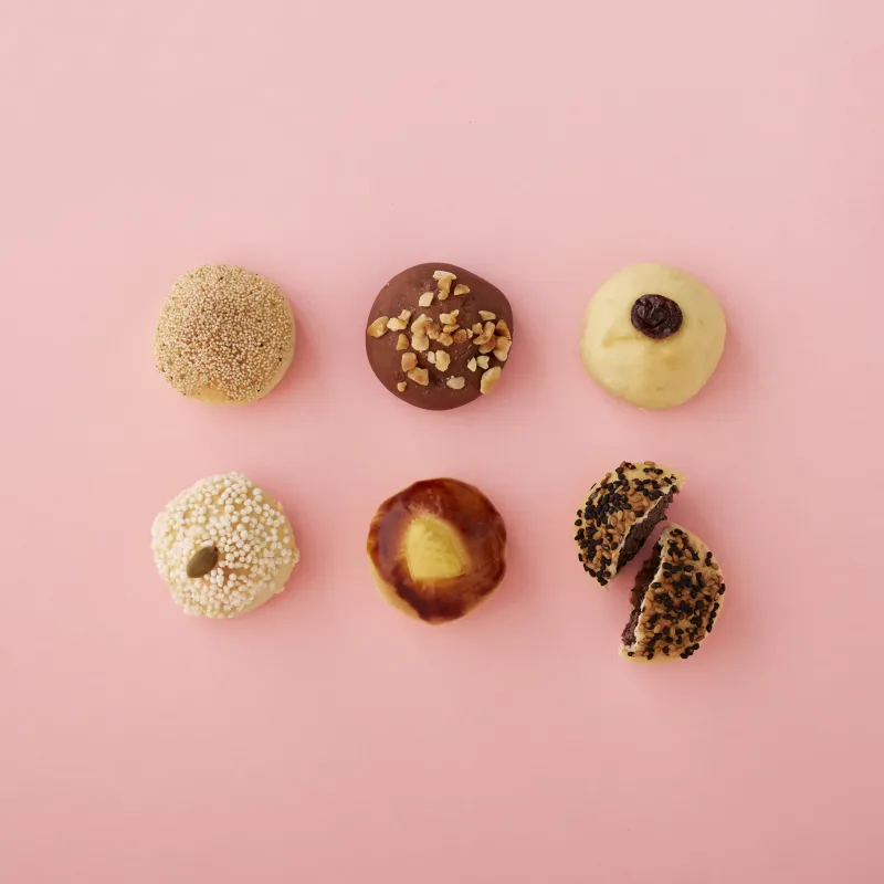 いろんな種類のあんこが入ったひとくちサイズの焼き菓子を詰め合わせた「ちびろく饅頭」