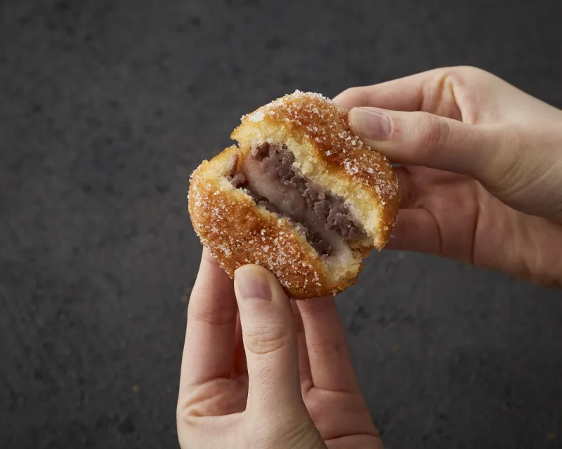 自家製のこしあんとお餅が入ったもちっと食感がクセになる看板商品のあんドーナツの「雷ドーナツ」