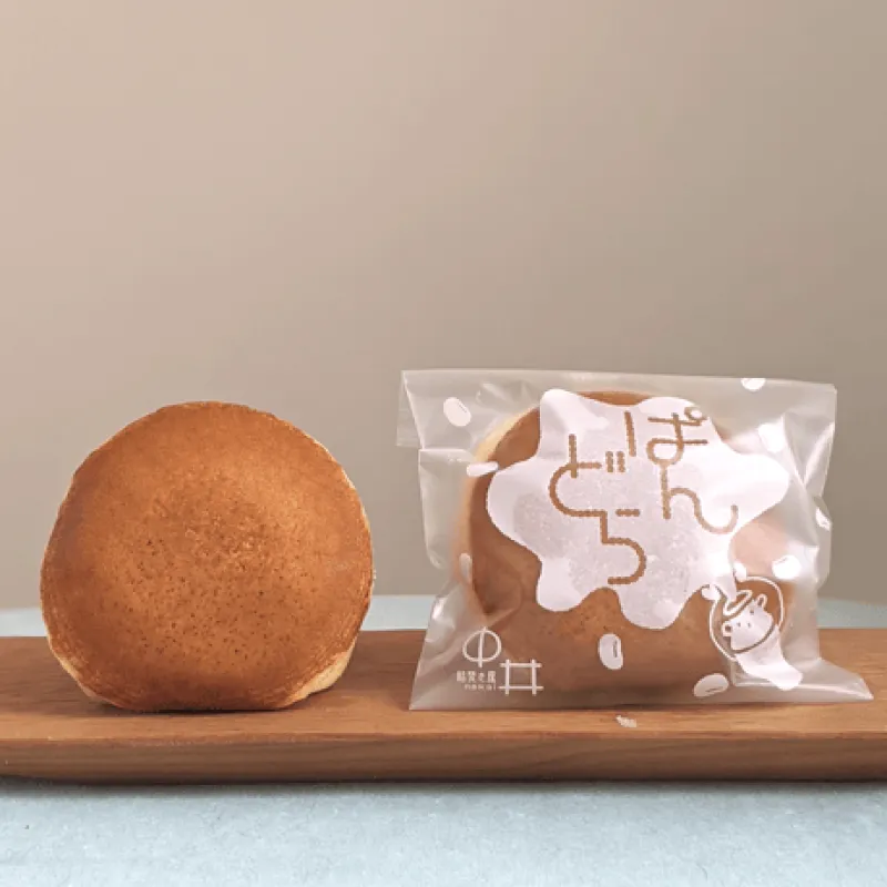 ふわふわのパンケーキのようなどら焼きの皮で自家製のあっさりつぶあんをたっぷりはさんだ「ぱんどら」