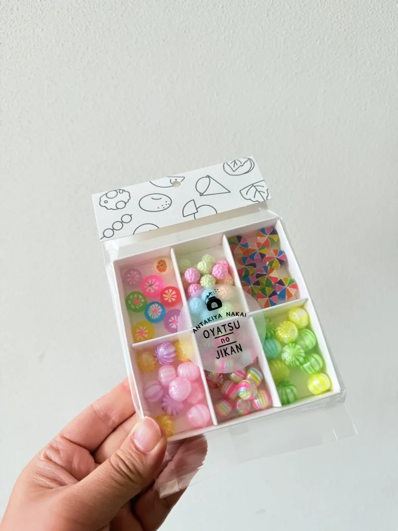 色とりどりの6種類の飴を可愛く少しずつ詰め合わせにした「おやつの時間・あめちゃん」