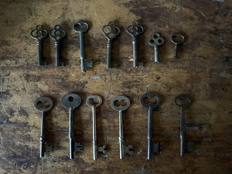 色々なカタチ、大きさの古い鍵。ペンダントにしてもカッコいいです。