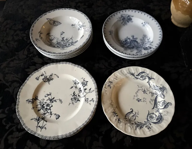 フランスの古い食器。無地のもの、柄もの色々あります。