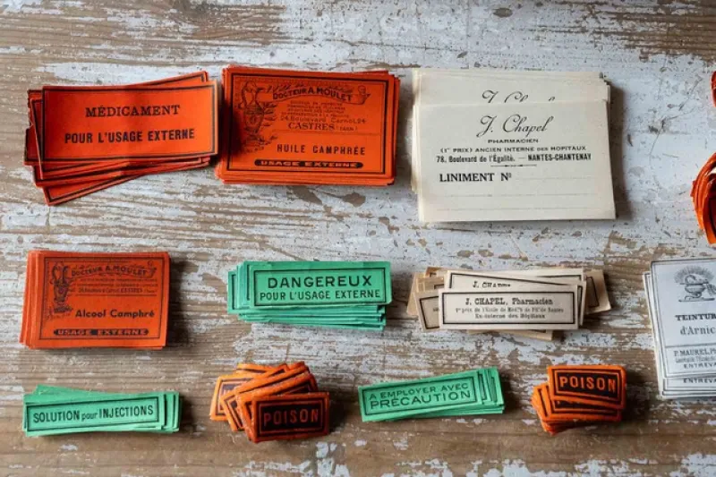 フランスの古い薬のラベル。大小、色も様々。ビンに貼って楽しみたい。