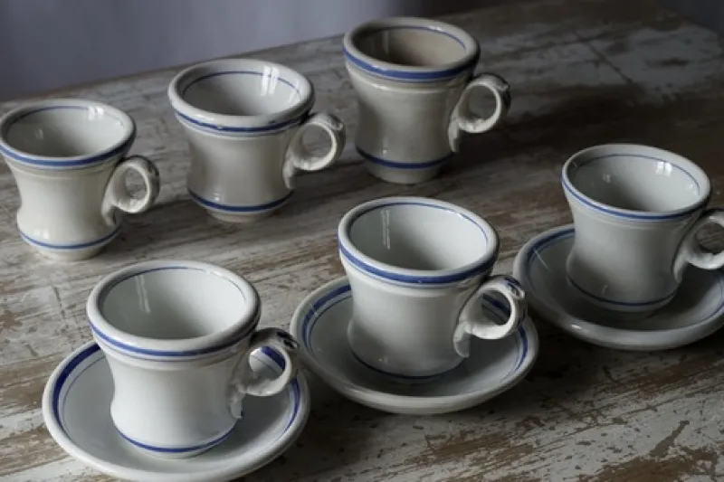 フランスの古いコーヒーカップであるブルュロ。コーヒーを飲んだ後に高台にリキュールを注ぎ余熱で温めて飲みます。