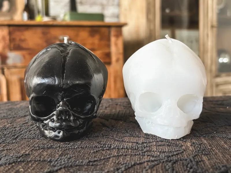 オリジナルの頭蓋骨型キャンドル。白はラベンダー、黒は柘榴の香り。