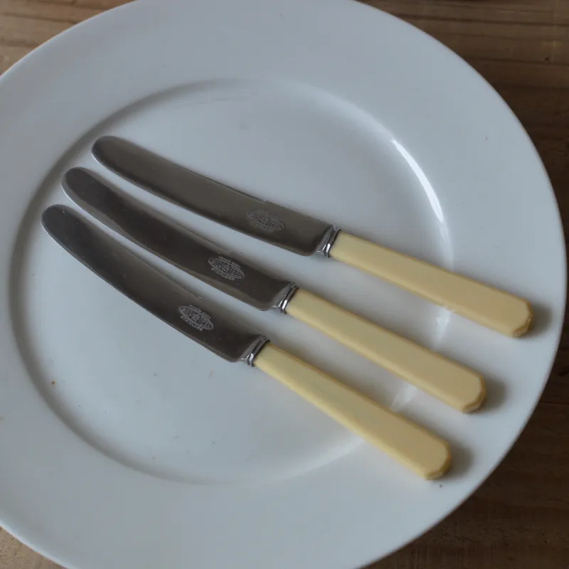 イギリスのティーナイフです。バター、チーズ、ケーキに万能な1本です。