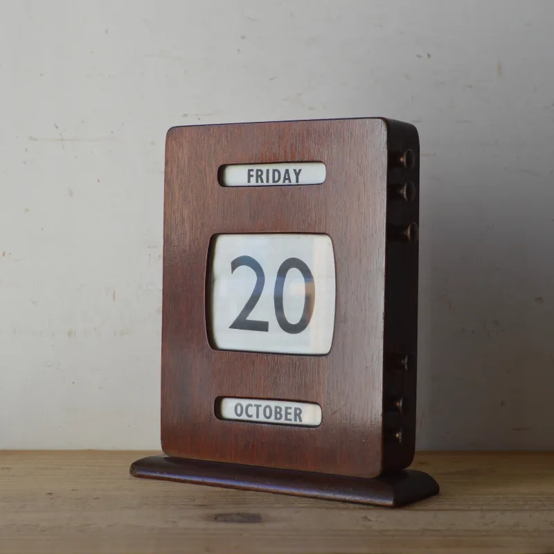 木製のデスクカレンダーです。