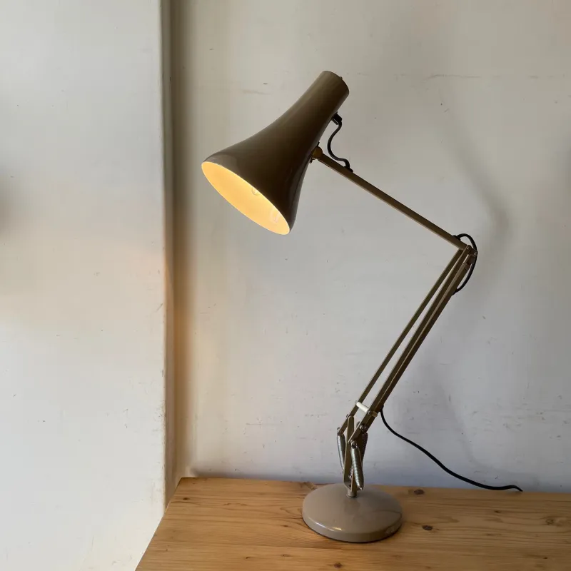 ANGLEPOISE（アングルポイズ）定番のデスクランプです。