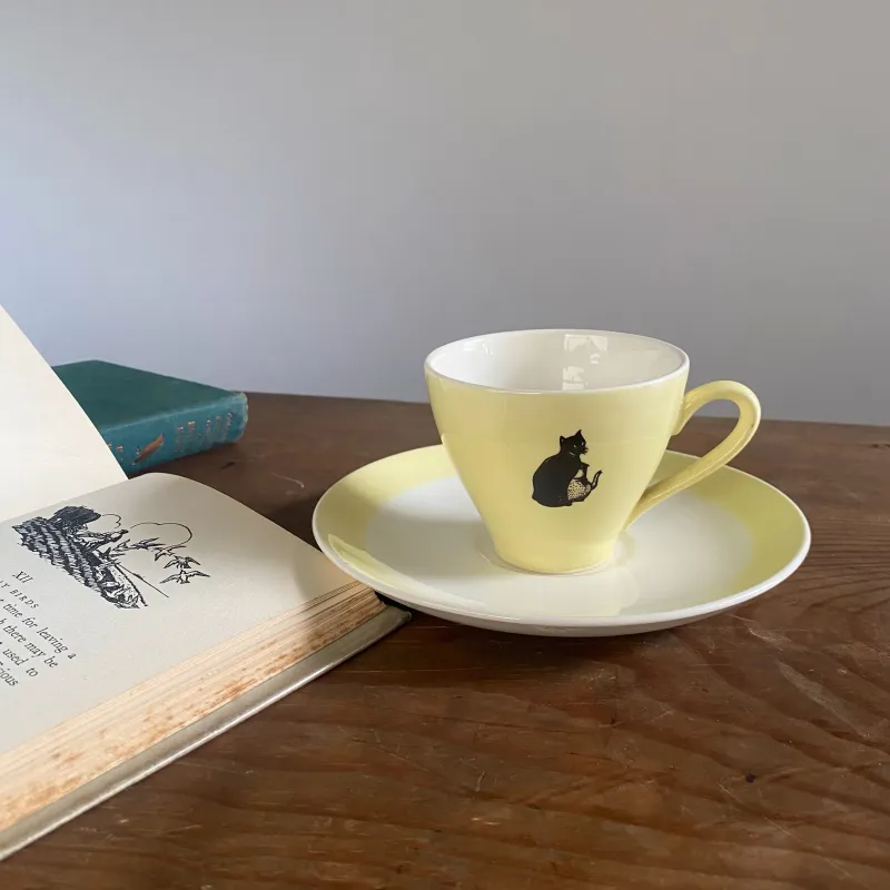 ハート撃ち抜くとびきりキュートなヴィンテージカップ＆ソーサーをティータイムのおともに。