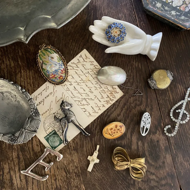 植物や動物モチーフなどのヴィンテージブローチたち、お気に入りをひとつひとつ集めてきました。