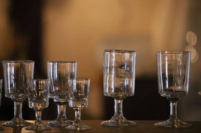 19世紀、20世紀に作られた吹きガラスのフランスのグラスたち。ガラスの揺らぎや歪な形も一点一点違い愛しいです。