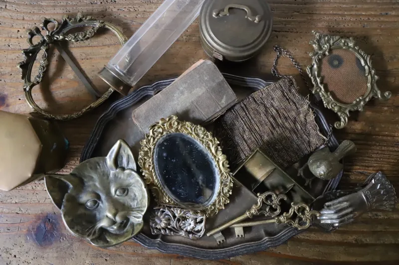 フランスの蚤の市を巡りコツコツと集めた真鍮色の雑貨たち