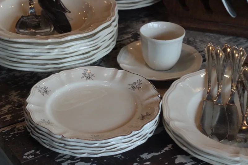 アンティークプレートの定番！　「サルグミンヌ」の「花リム」シリーズ