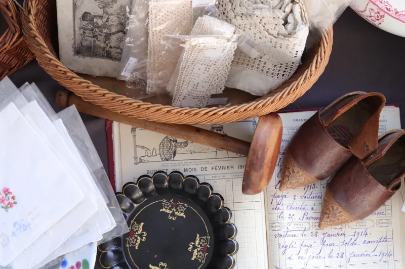 パリのメルスリーを感じさせるレースなどの手芸材料