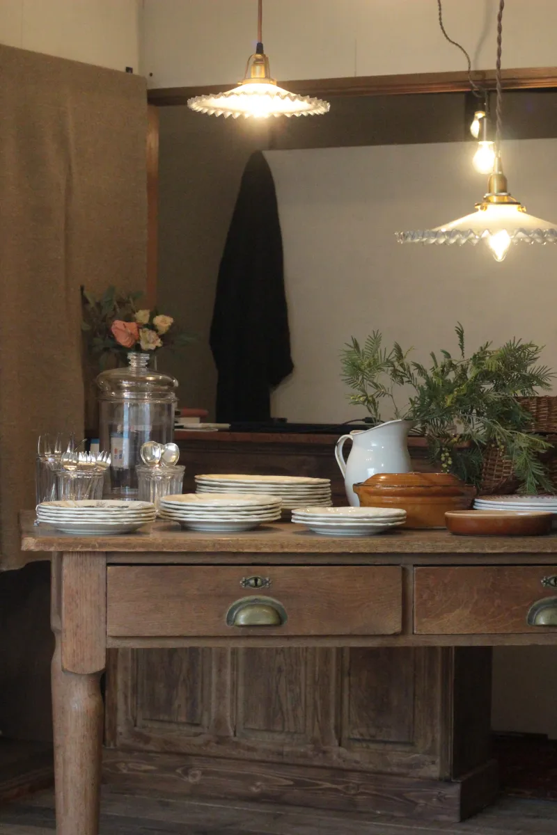 空間を優しく照らすフランスのミルクガラスのフリルシェード