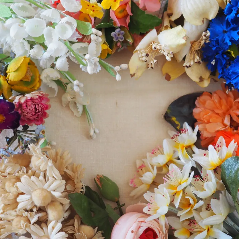 フランスやアメリカ、布製の古い造花やブローチ