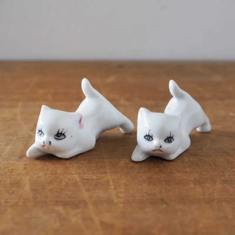 日本、古い小さな猫の置物