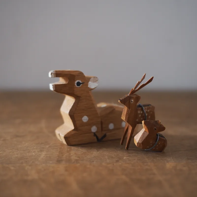 日本、奈良一刀彫の小さな鹿の置物