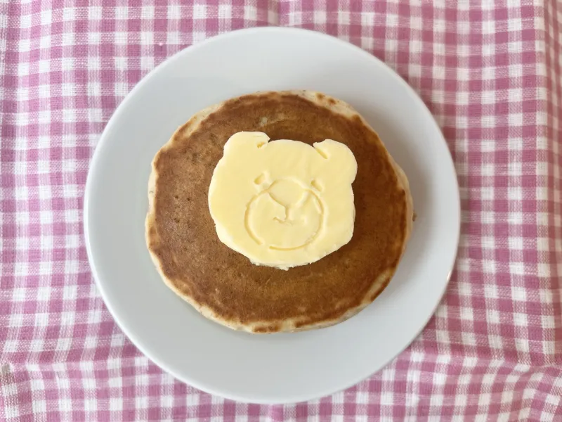 アンズトモモのホットケーキ！　とってもかわいいごろうのバターとたっぷりのクリームを添えておだしします。