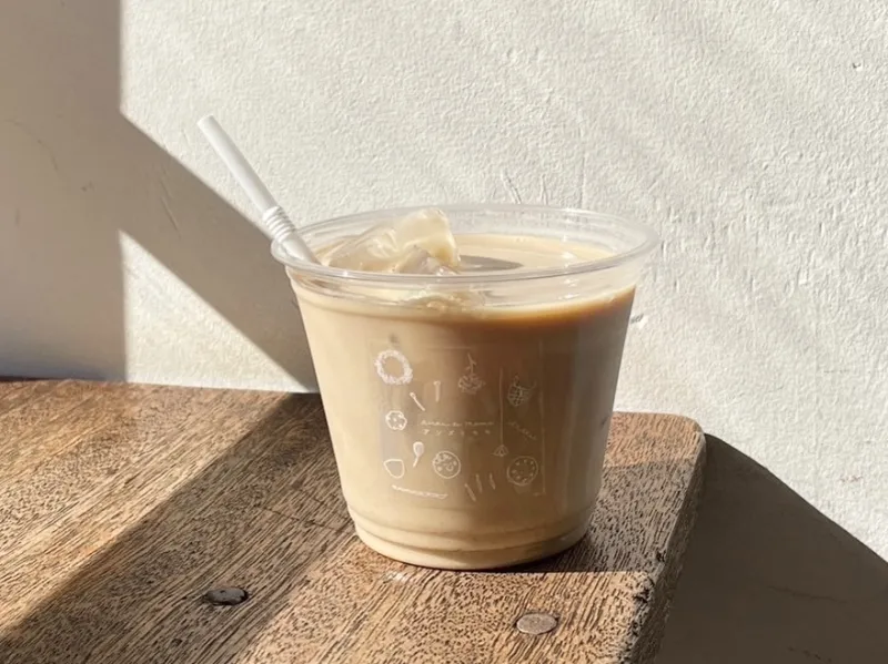 「きび糖のミルクティ」はやさしい甘さ、お店で1番人気のドリンクです！　黒糖チャイやとってもおいしい桃ジュースもおもちします。