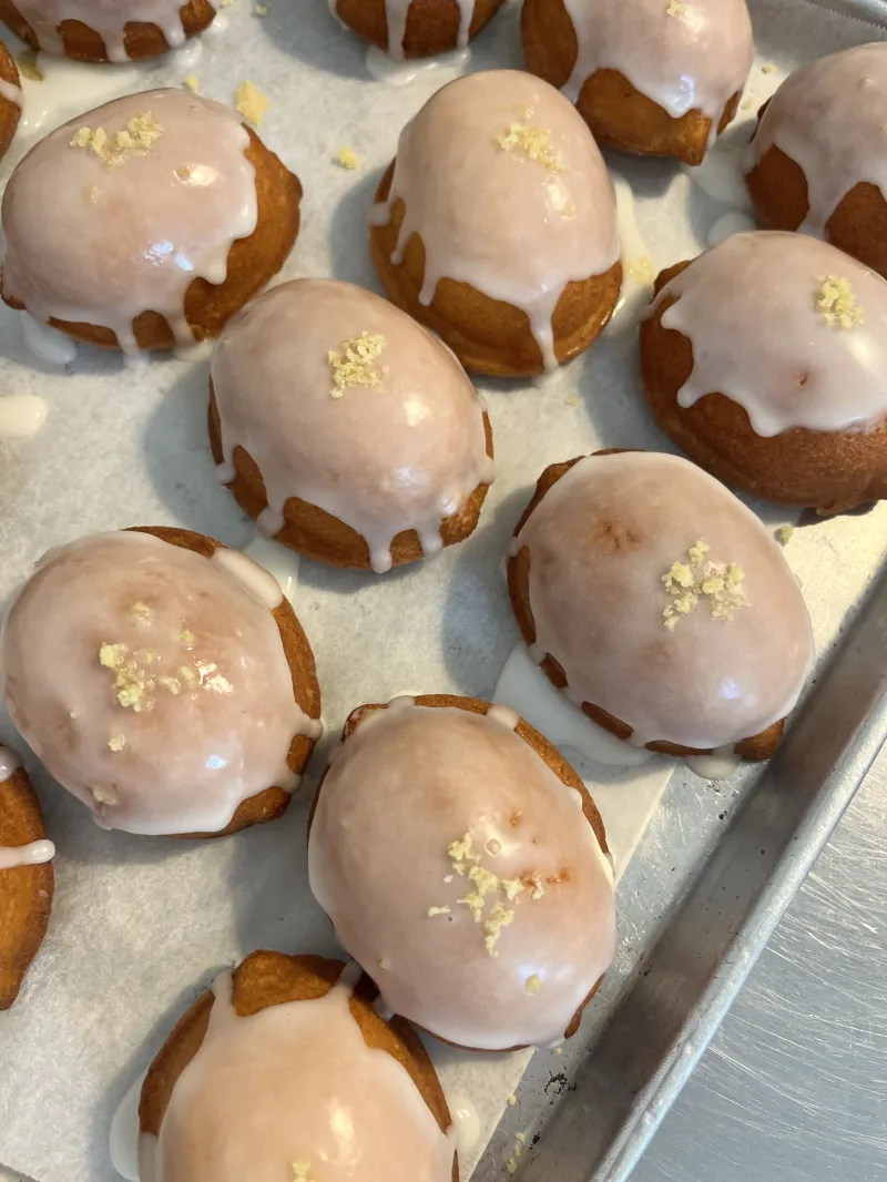 アンズトモモのレモンケーキはしっとり。冷蔵庫で冷やすとアイシングがシャリっとしておすすめです。