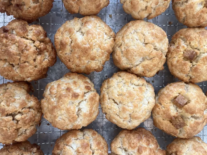 アンズトモモのスコーンはこのままでしっとり。何もつけなくてもおいしく召し上がれます。お家でリベイクしたらよりおいしいです！